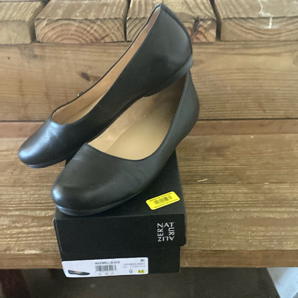 Naturalizer Black Minimalist Slippers
